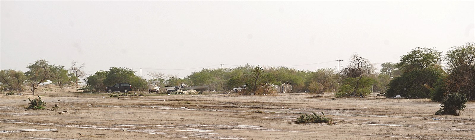 الخويسات... أشجار مقطوعة وقمامة وملاذ لإصلاح القوارب