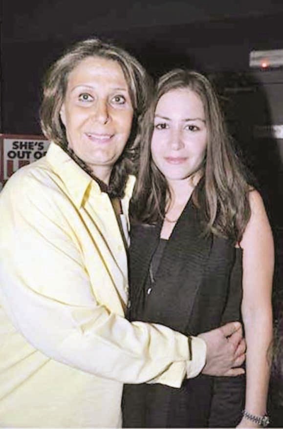 u0632u064au0632u064a u0645u0635u0637u0641u0649 u0645u0646 u062fu0648u0646 u0627u0644u062du062cu0627u0628 u0645u0639 u0627u0628u0646u062au0647u0627 u0645u0646u0629 u0634u0644u0628u064a