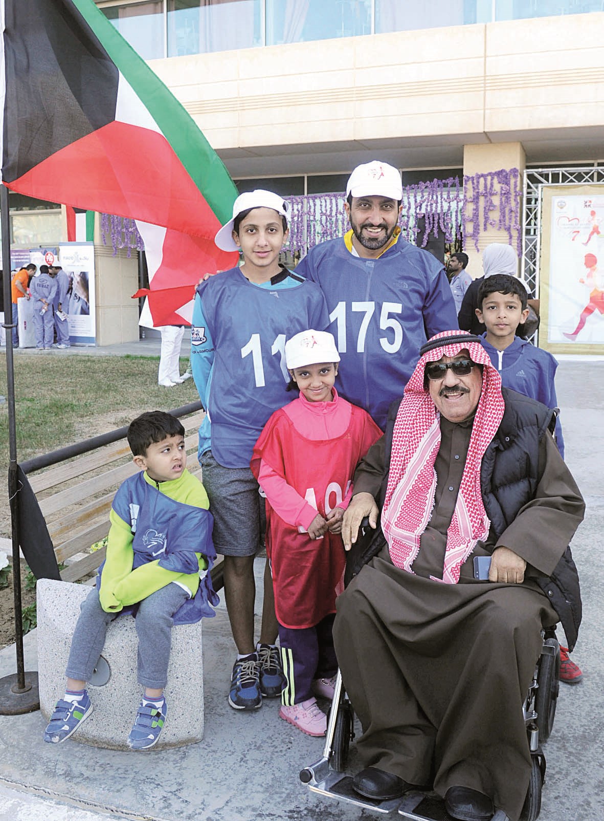 شادي الخليج مع الزميل غانم السليماني وأبنائه