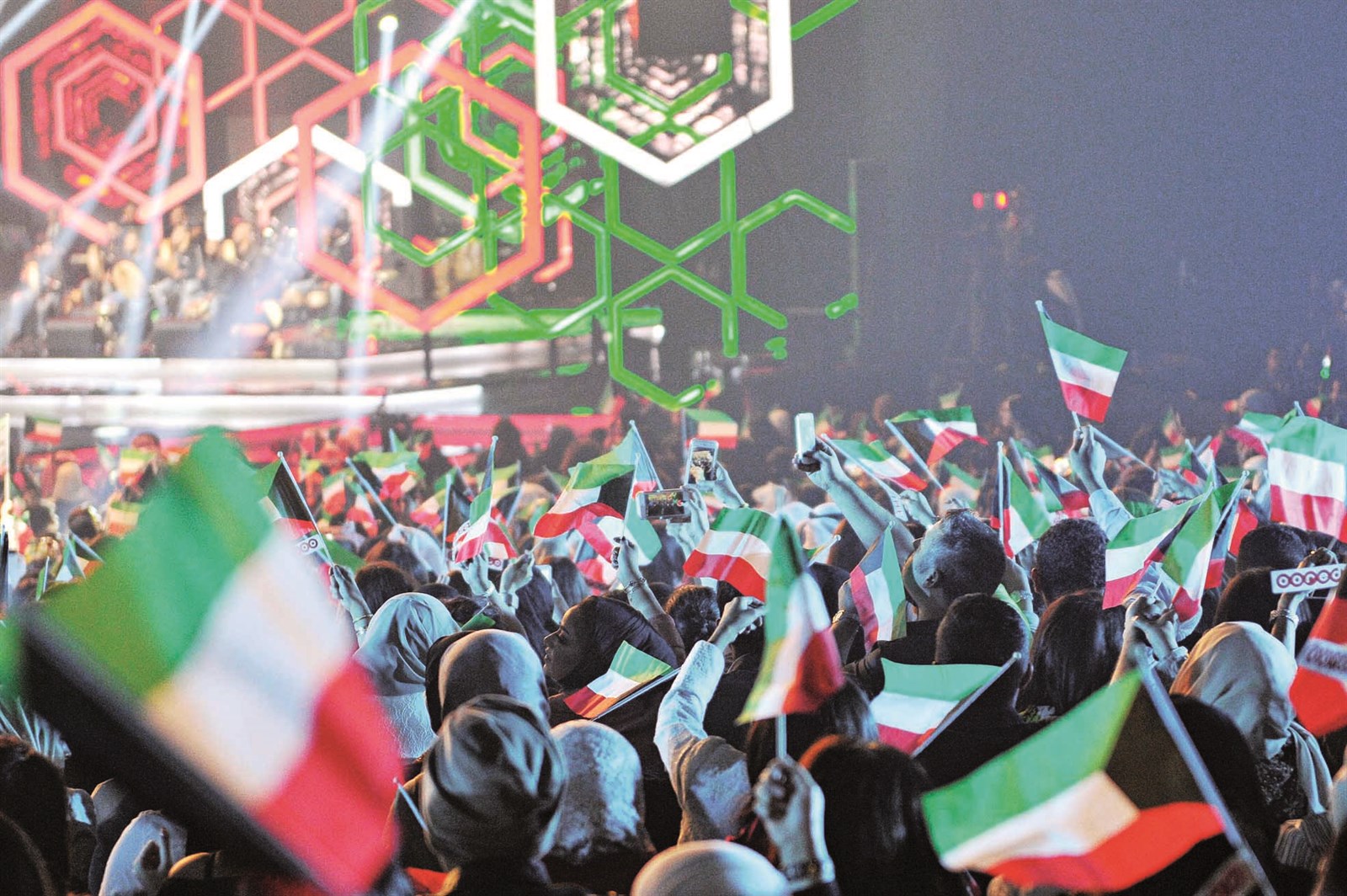 أعلام الكويت غطت صالة التزلج (تصوير جاسم بارون)