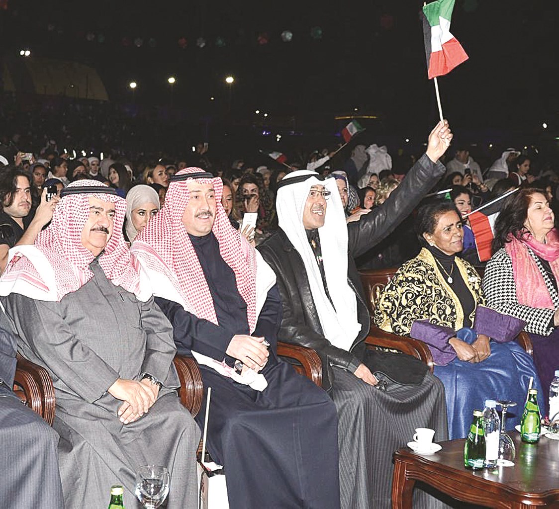 فواز الخالد متوسطاً ضيوفه في الاحتفال