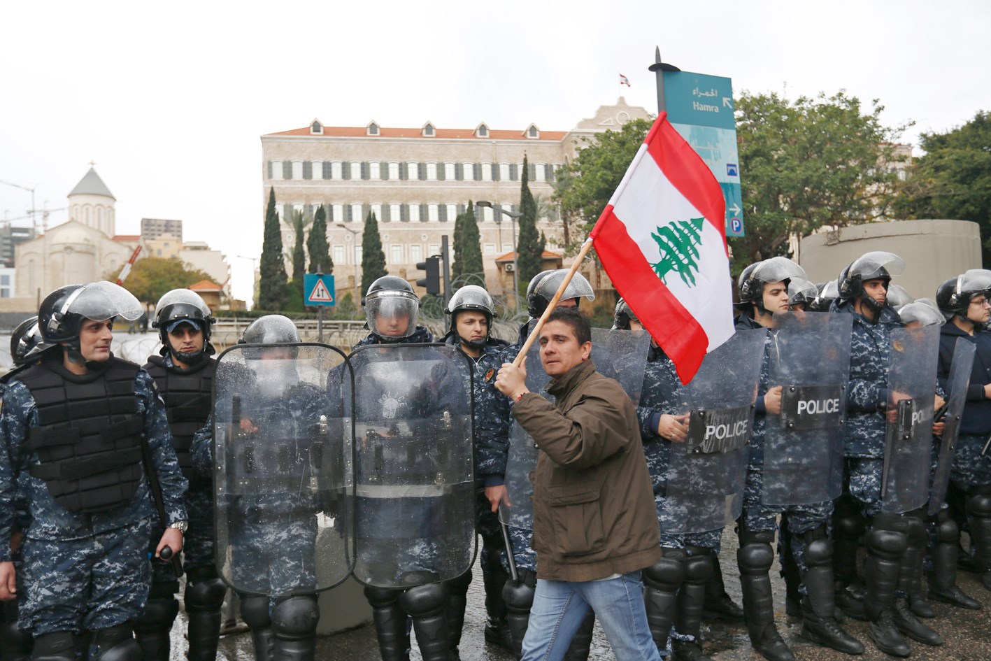 u0644u0628u0646u0627u0646u064a u064au0631u0641u0639 u0639u0644u0645 u0628u0644u0627u062fu0647 u0623u0645u0627u0645 u0642u0648u0629 u0645u0646 u0645u0643u0627u0641u062du0629 u0627u0644u0634u063au0628 u062eu0644u0627u0644 u062au0638u0627u0647u0631u0629 u0627u062du062au062cu0627u062cu064au0629 u0648u0633u0637 u0628u064au0631u0648u062a u0623u0645u0633 u0639u0644u0649 u0627u0633u062au0645u0631u0627u0631 u0623u0632u0645u0629 u0627u0644u0646u0641u0627u064au0627u062a    (u0627 u0628)