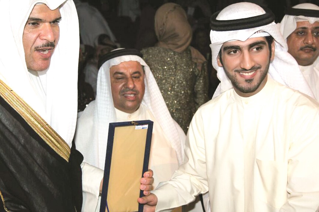 ... مكرَّماً من وزير الإعلام في ليلة تكريم بدر بورسلي