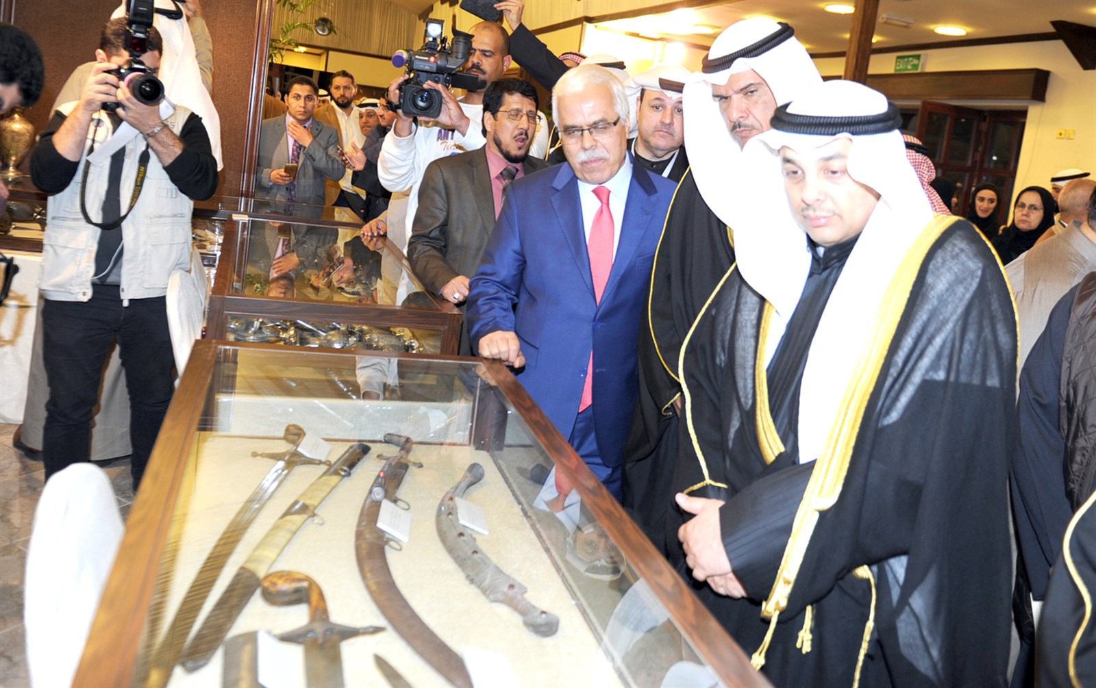 u062du0636u0648u0631 u0627u0644u0645u0644u062au0642u0649 u0623u0645u0627u0645 u0633u064au0648u0641 u062au0627u0631u064au062eu064au0629b (u062au0635u0648u064au0631 u0637u0627u0631u0642 u0639u0632u0627u0644u062fu064au0646)