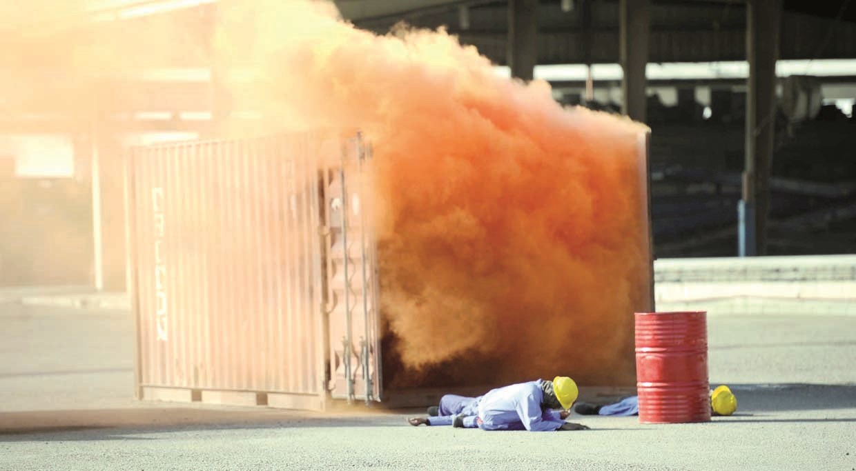 تسرب إشعاعي ...ومصاب سقط أرضاً   (تصوير نايف العقلة)