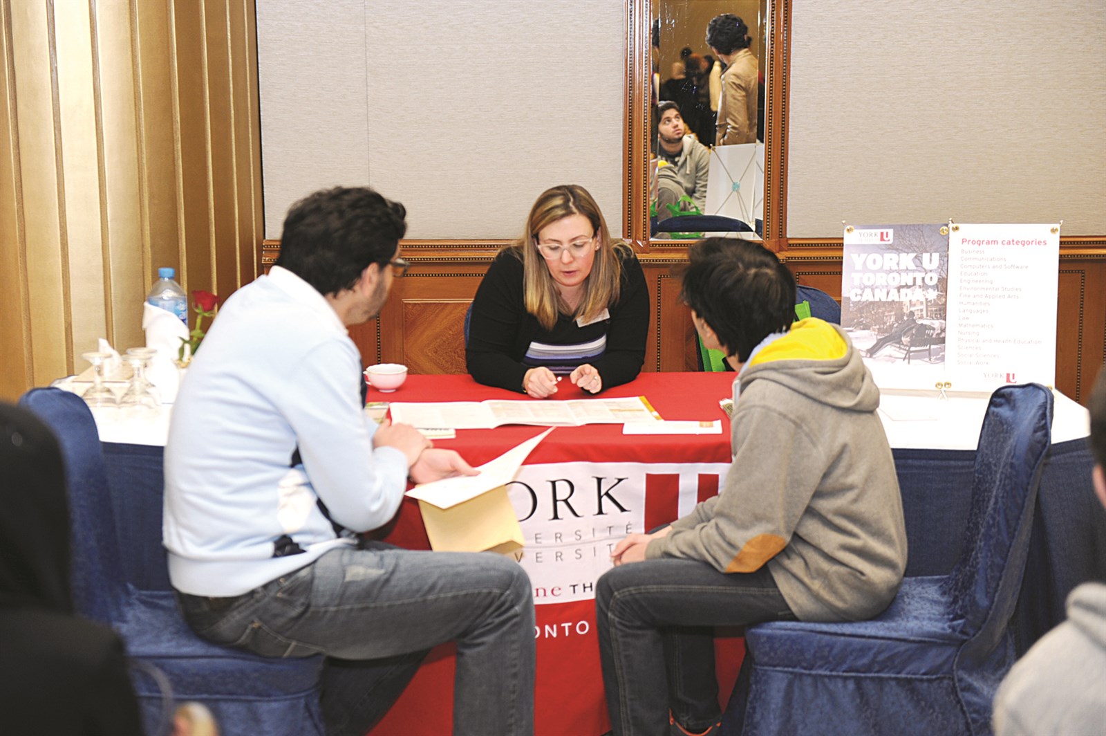 u0637u0627u0644u0628u0627u0646 u064au0633u062au0645u0639u0627u0646 u0625u0644u0649 u0634u0631u062d u0639u0646 u0645u0632u0627u064au0627 u0627u0644u062fu0631u0627u0633u0629 u0641u064a u0627u0644u062cu0627u0645u0639u0627u062a u0627u0644u0643u0646u062fu064au0629b (u062au0635u0648u064au0631 u0637u0627u0631u0642 u0639u0632 u0627u0644u062fu064au0646)