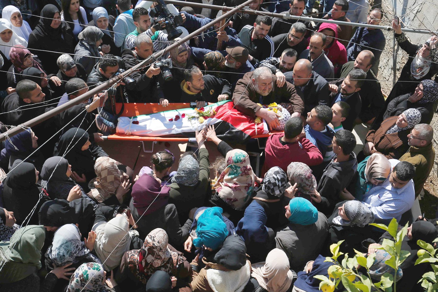 u0645u0634u064au0639u0648u0646 u0641u064a u062cu0646u0627u0632u0629 u0625u064au0627u062f u0639u0645u0631 u0633u062cu062fu064au0629 u0627u0644u0630u064a u0642u062au0644u0647 u062cu0646u0648u062f u0625u0633u0631u0627u0626u064au0644u064au0648u0646 u0641u064a u0645u062eu064au0645 u0642u0644u0646u062fu064au0627 (u0623 u0641 u0628)