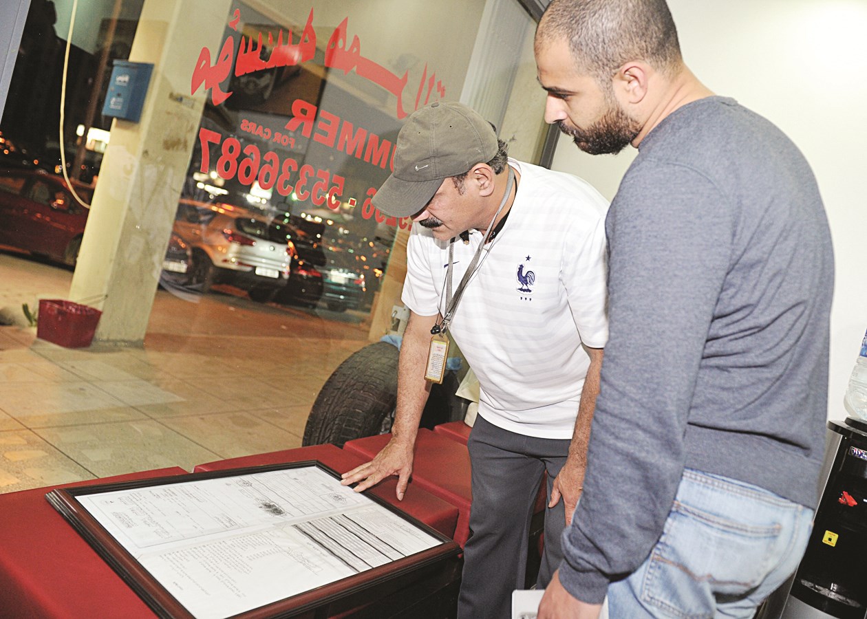 الزميل محمد أنور يتابع مشرف النوبة الذي يدقق على التراخيص