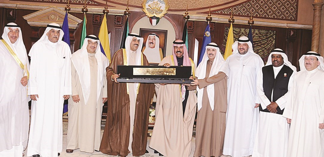 ... ومتسلما هدية تذكارية من وفد الاتحاد العربي والاتحاد الكويتي للرماية