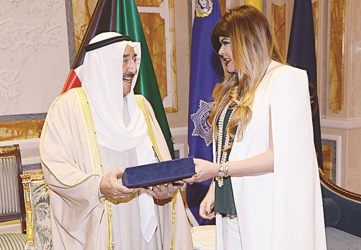 ... ومتسلما رسالة الدكتوراه من دلال البعيجان