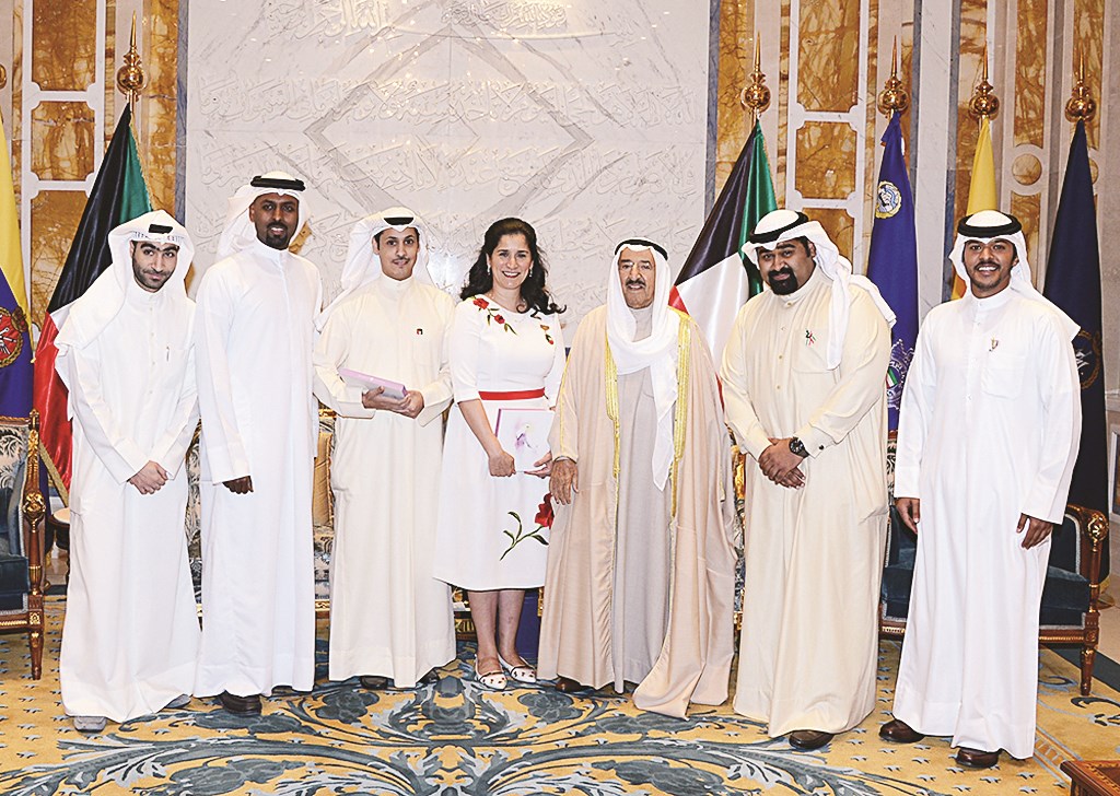 صاحب السمو متوسطاً انتصار سالم العلي وفريق عمل «حبيب الأرض»