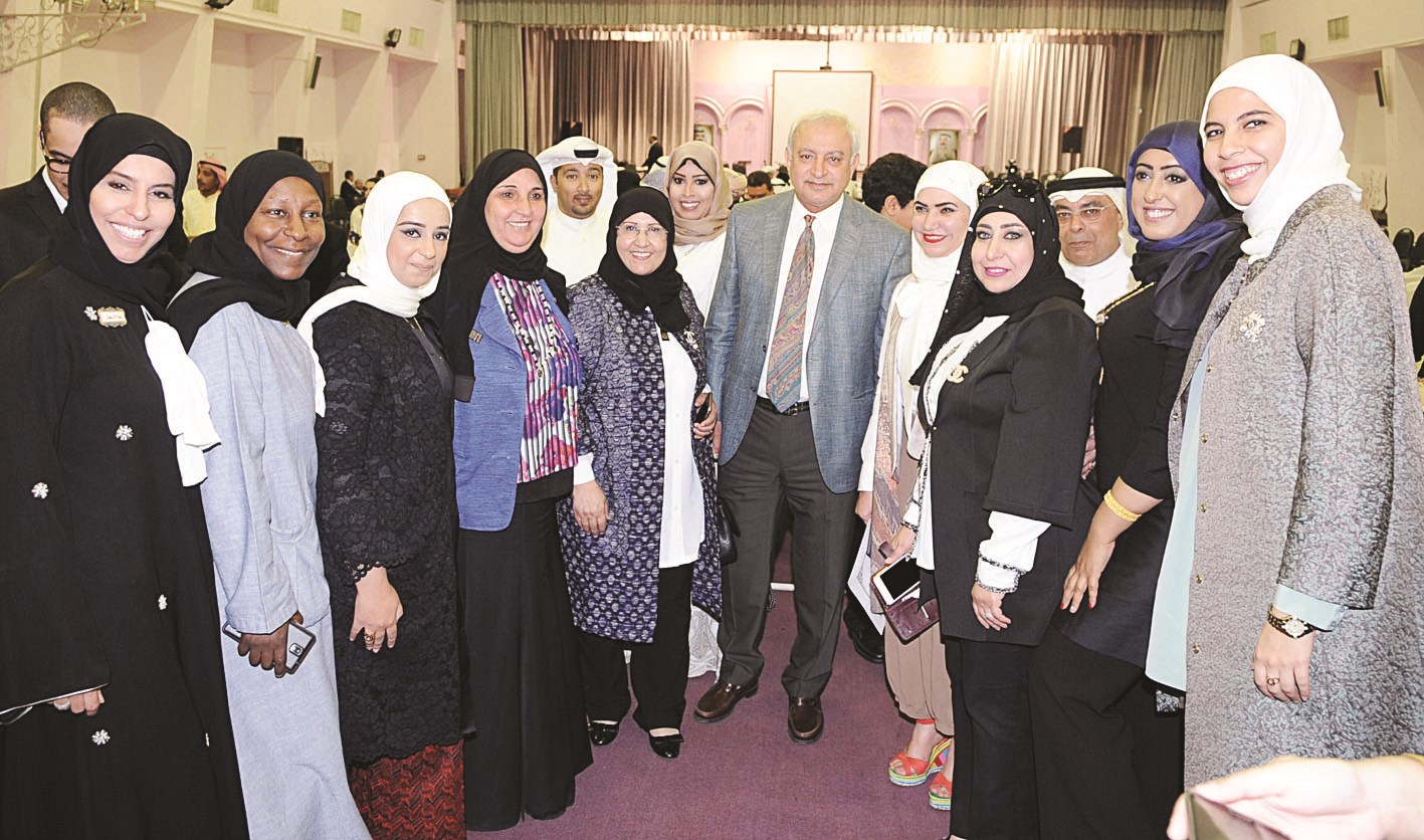 العيسى مع مدرسات وقيادات منطقة العاصمة