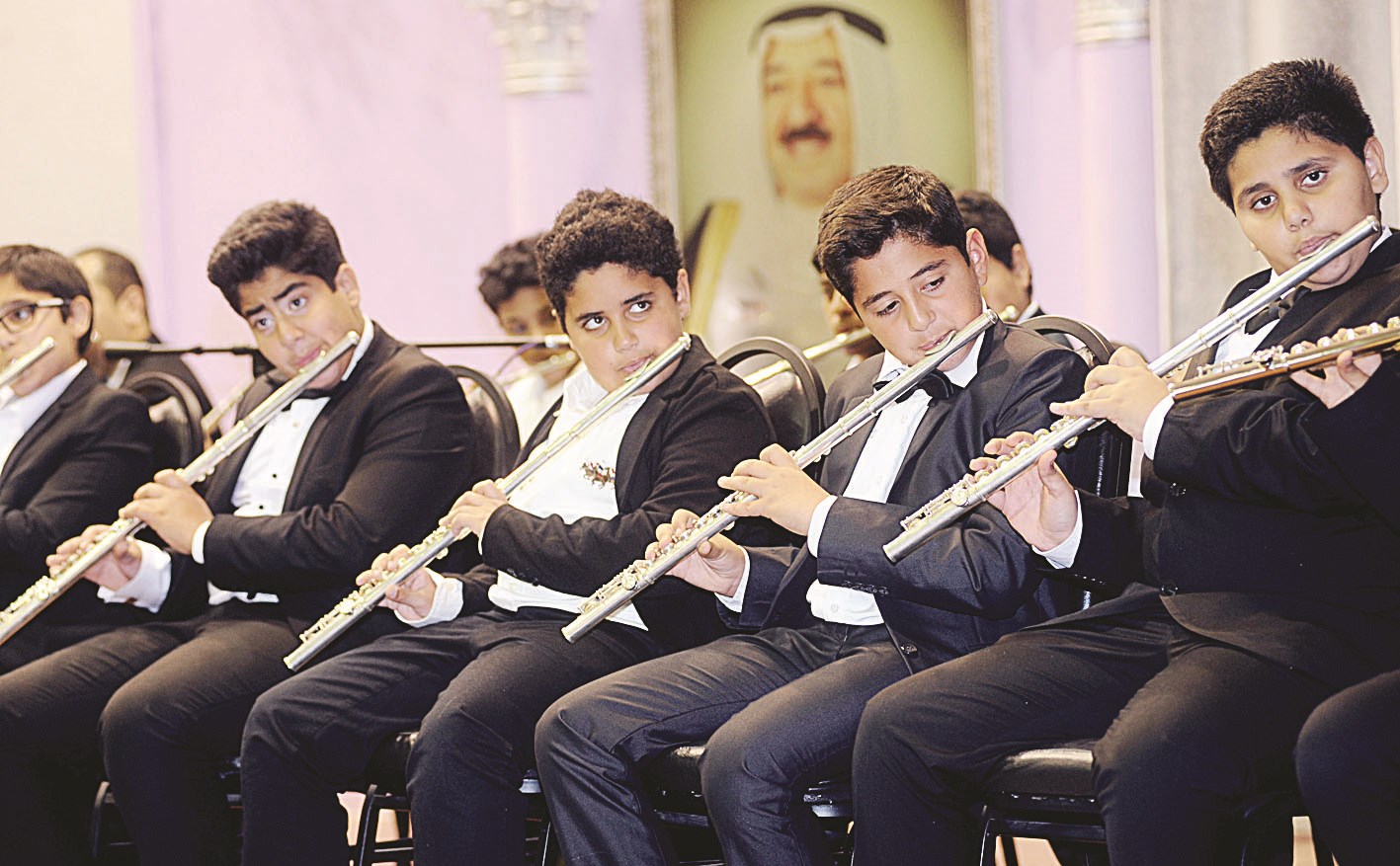 تلاميذ يعزفون على إحدى آلات النفخ
