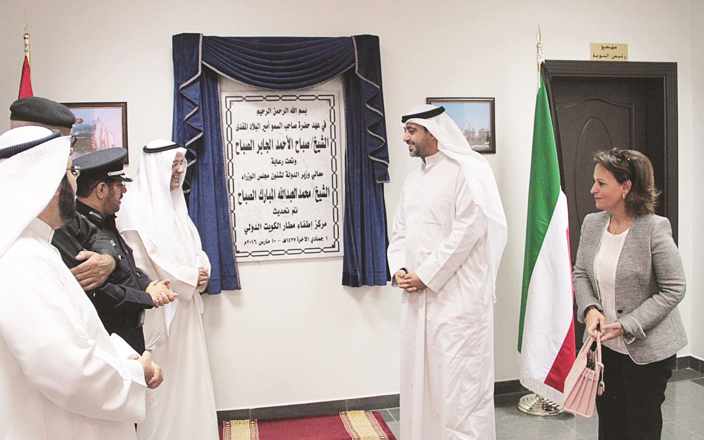 الوزير يرفع الستارة عن اللوحة التذكارية للمركز بعد التجديد