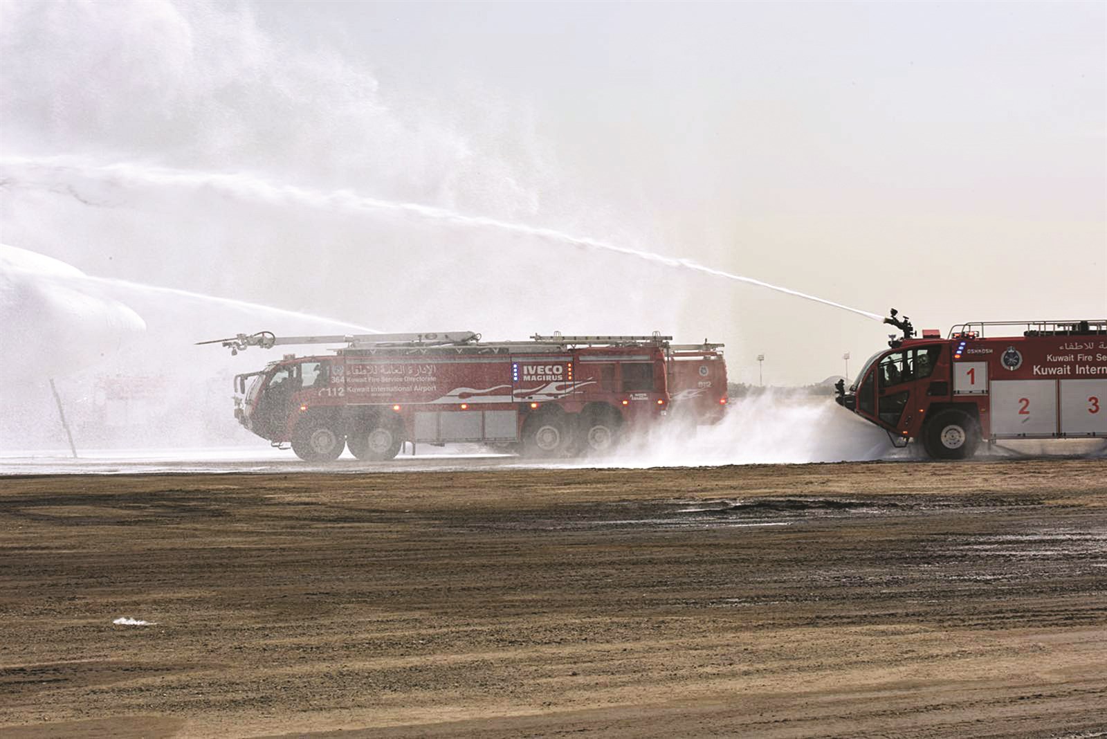 سيارات الإسعاف استقبلت الطائرة بالرغوة لإطفاء حريقها