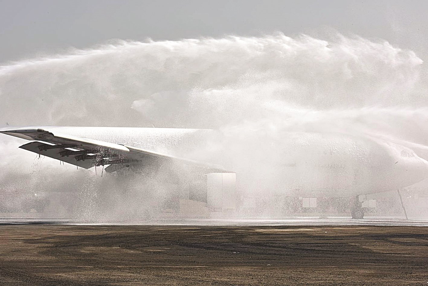 الرغوة غطت الطائرة الآتية