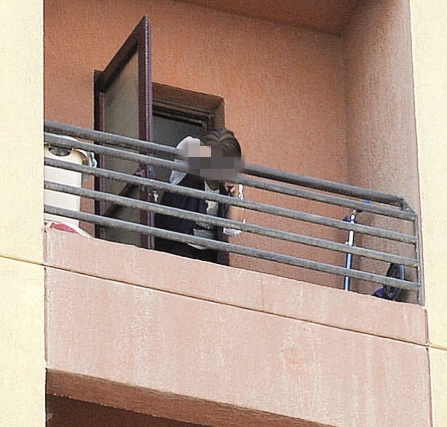 الزوجة تنتحب على الشرفة في «الخامس»