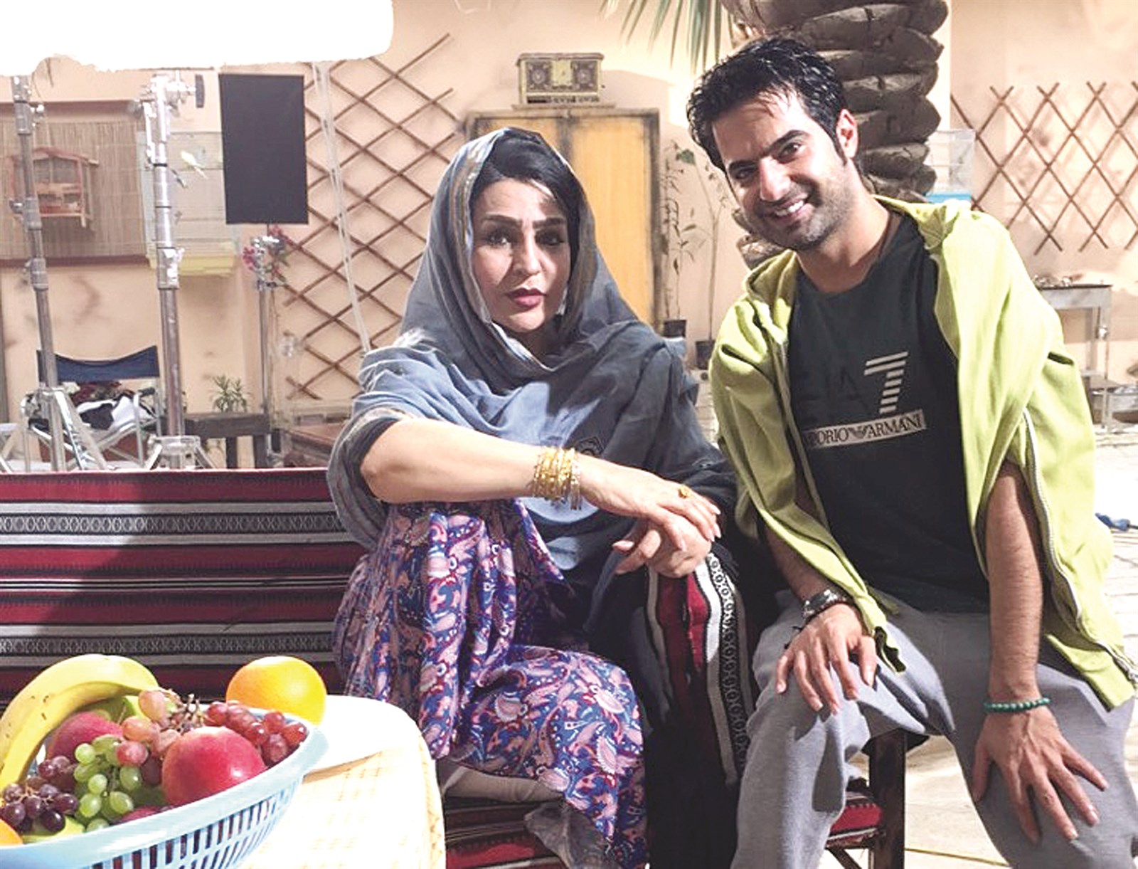 هدى الخطيب في «لوكيشن» التصوير مع الزميل حمود العنزي