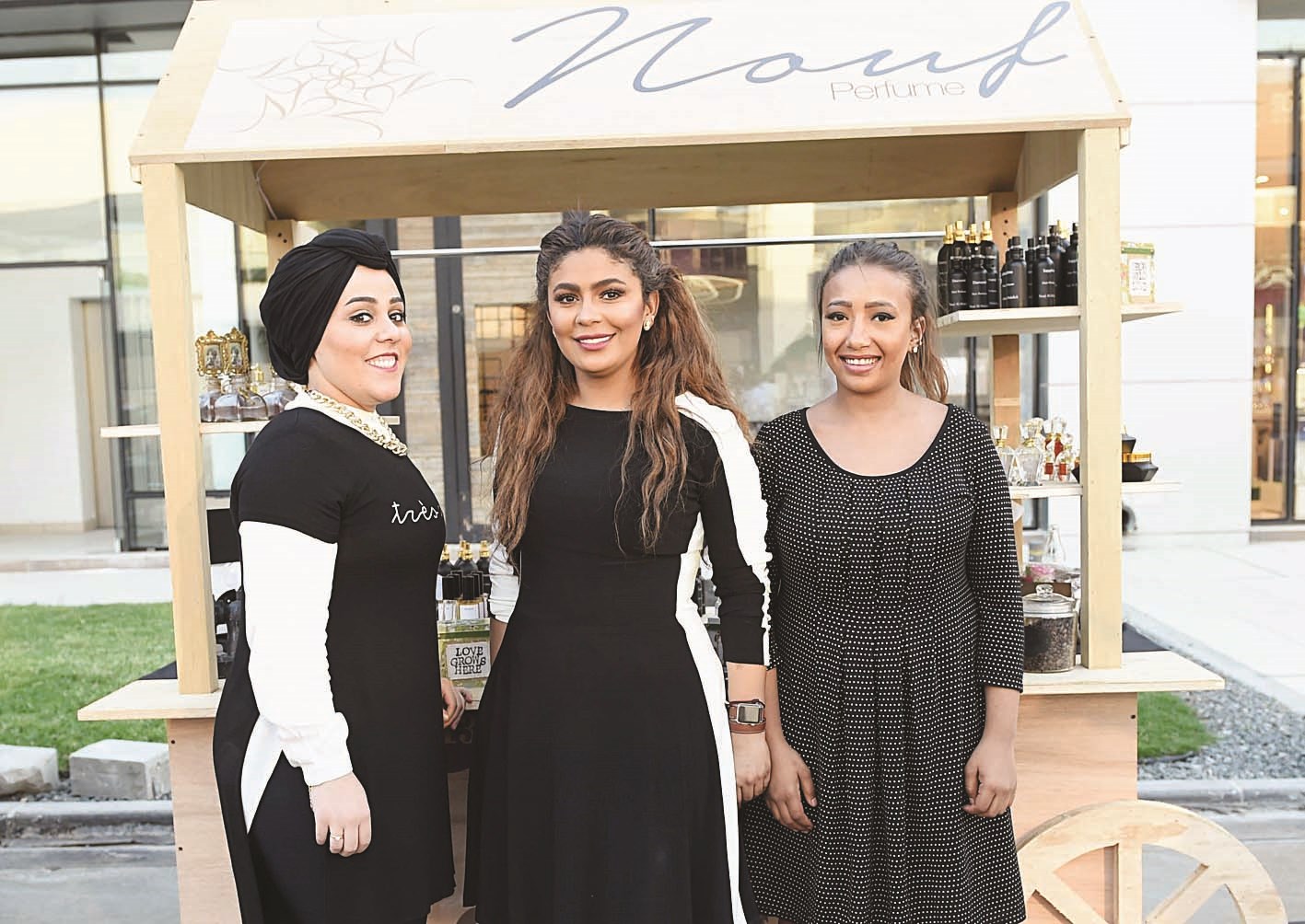 بائعة العطور نوف العبدالله تتوسط شريكتيها