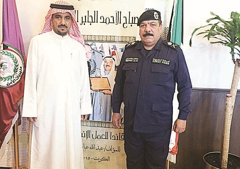 اللواء عبدالفتاح العلي مع الزميل منصور الشمري