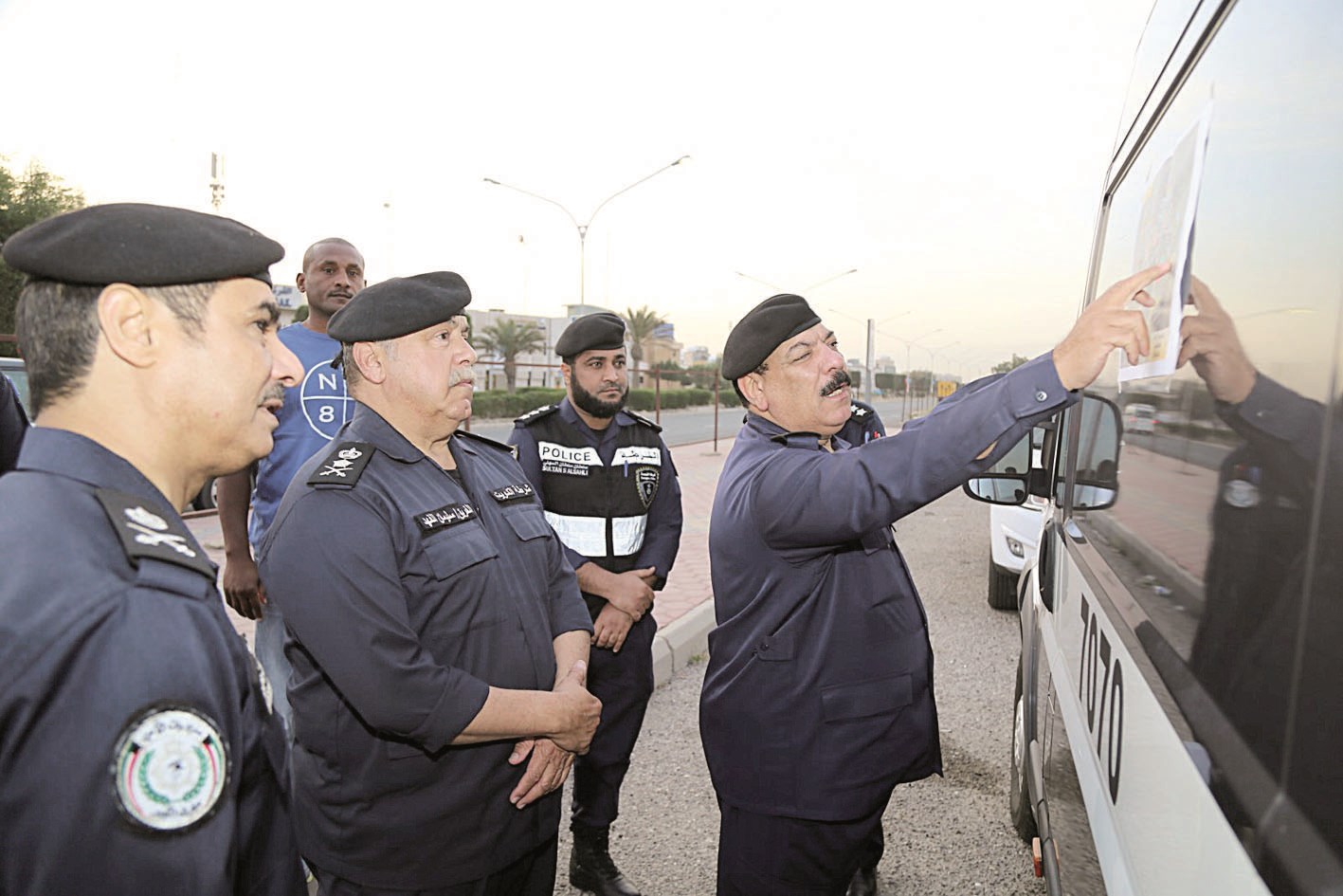 وكيل وزارة الداخلية الفريق سليمان الفهد يستمع من العلي الى شرح خلال إحدى الحملات