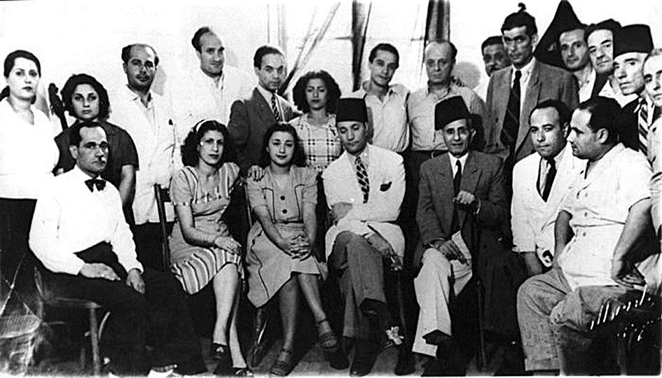 صورة من أرشيف نجاح سلام تعود للعام 1949 تجمعها بعبدالوهاب والأخطل الصغير ومجموعة من فناني الإذاعة اللبنانية ووالدها محي الدين سلام (الأول إلى يسار الصورة جلوساً)