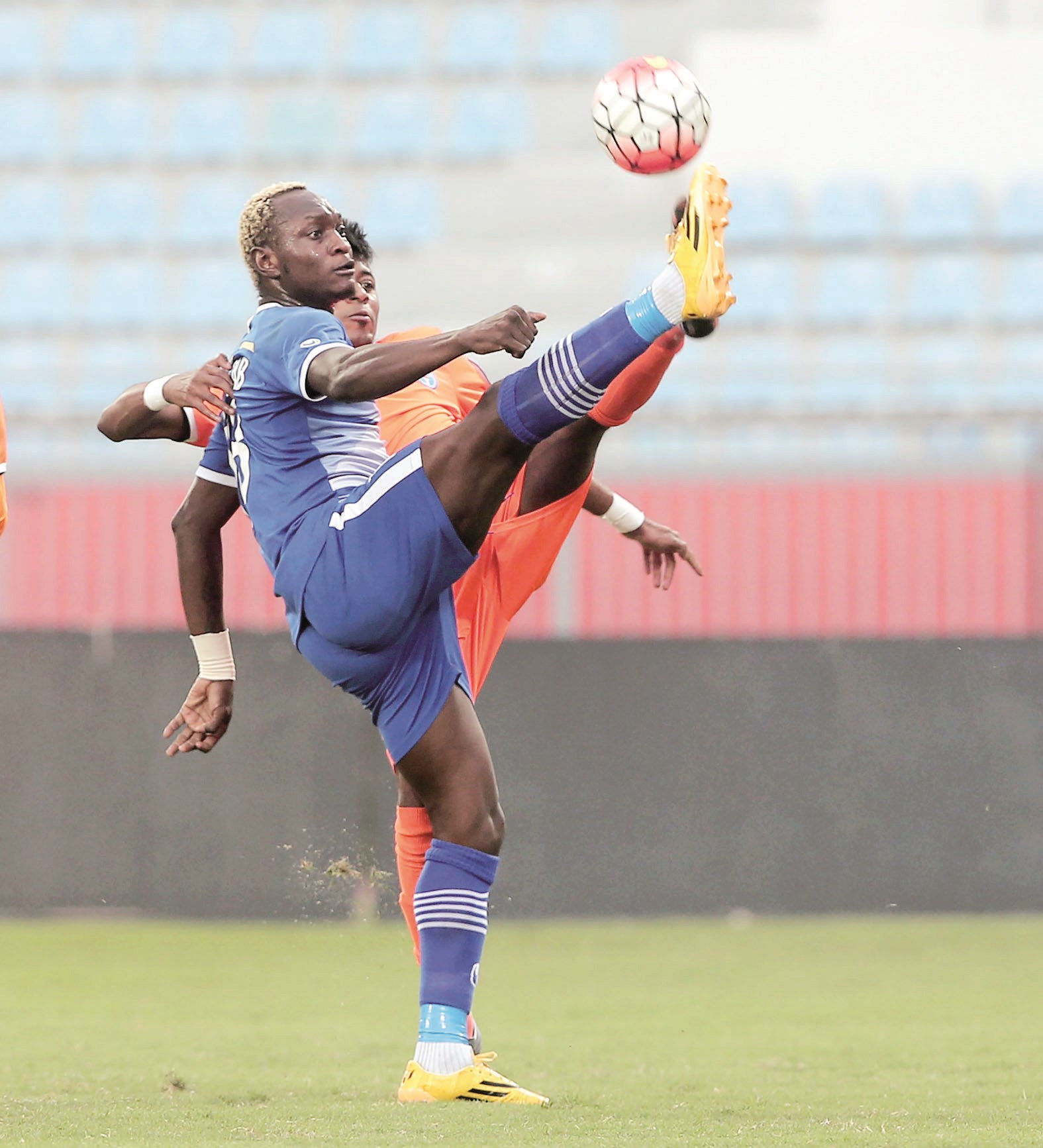 u0623u0628u0648 u0643u0648u0646u064au0647 u0644u0627u0639u0628 u0627u0644u0634u0628u0627u0628 u0648u0623u062du0645u062f u0639u062au064au0642 u0644u0627u0639u0628 u0643u0627u0638u0645u0629 u0641u064a u00abu0635u0631u0627u0639 u0631u0627u0642u0635u00bb u0639u0644u0649 u0627u0644u0643u0631u0629 u0623u0645u0633 (u0627u0644u0623u0632u0631u0642 u062fu0648u062a u0643u0648u0645)