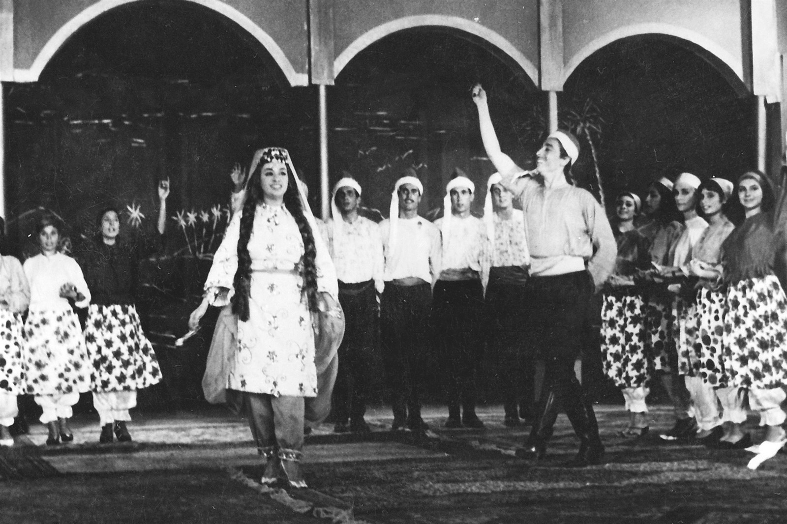 نجاح سلام في لقطة فولكلورية