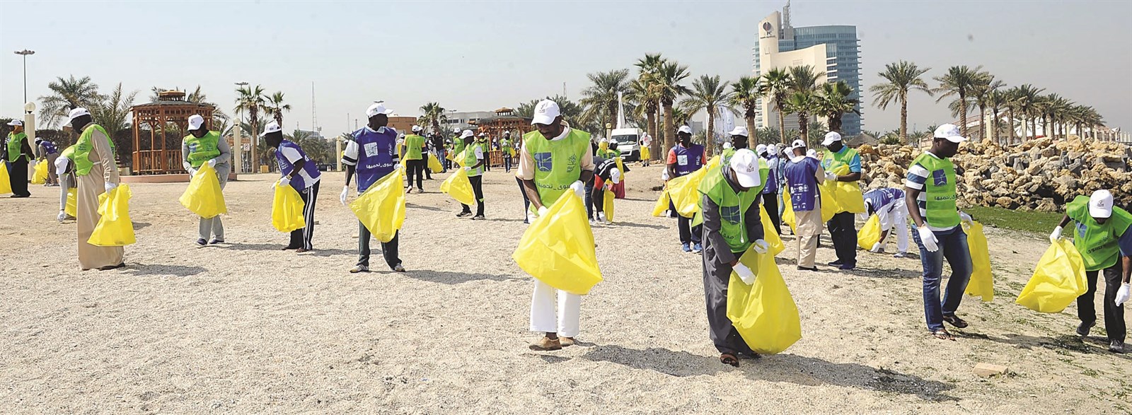 جانب من حملة تنظيف شاطئ السلام (تصوير نايف العقلة)