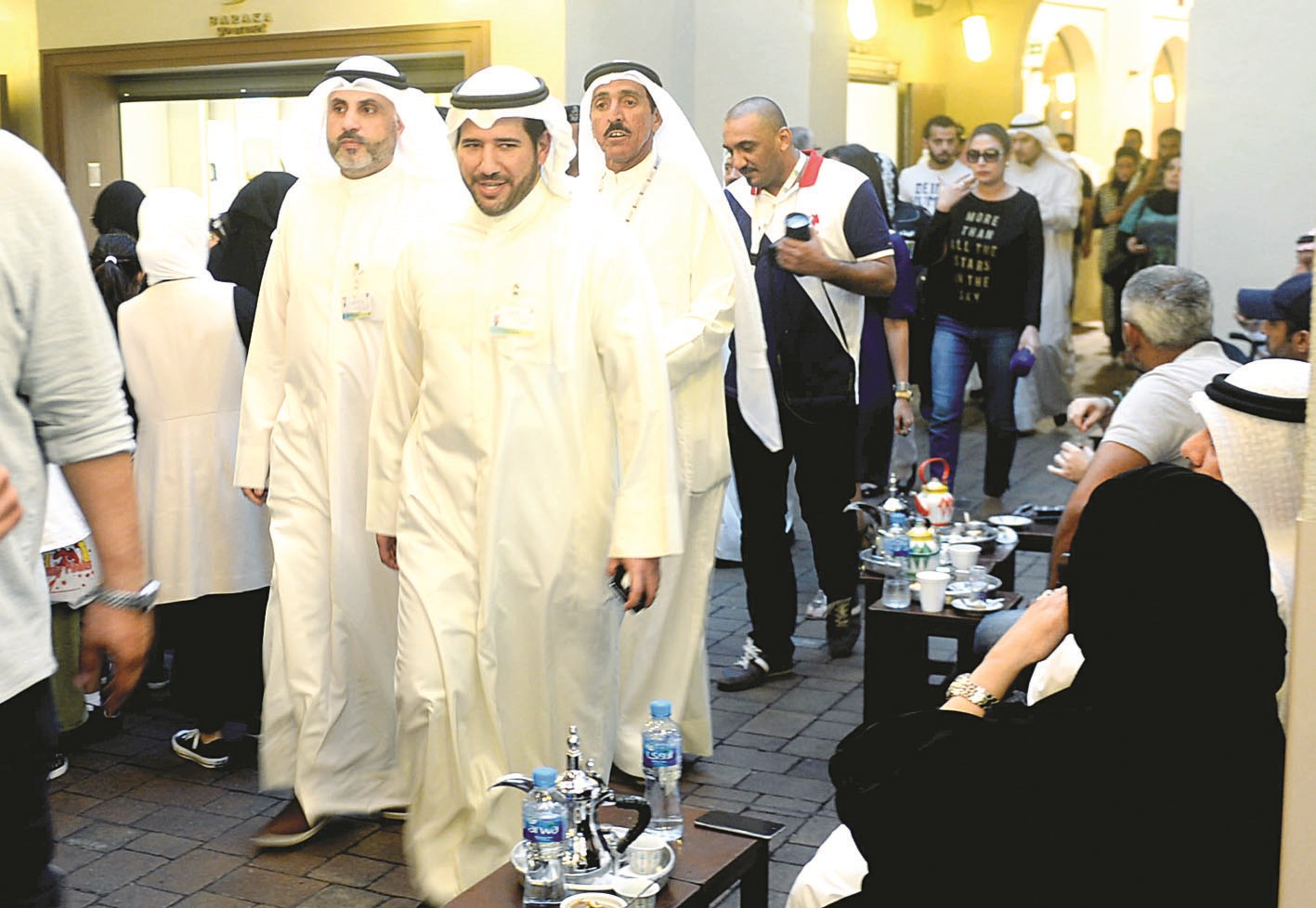 عبدالله الأحمد برفقة عدد من أعضاء الحملة خلال جولة في المجمع