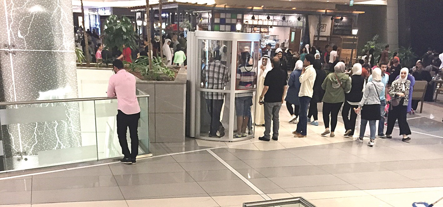 ازدحام داخل الغرفة المخصصة للمدخنين وخارجها