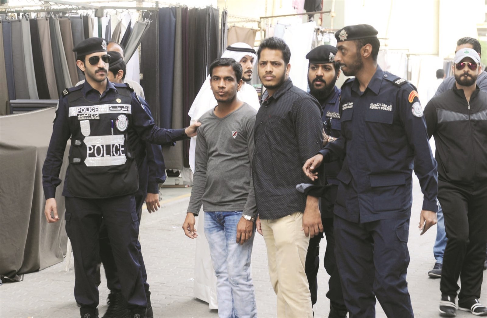 مضبوطون في عهدة رجال الأمن