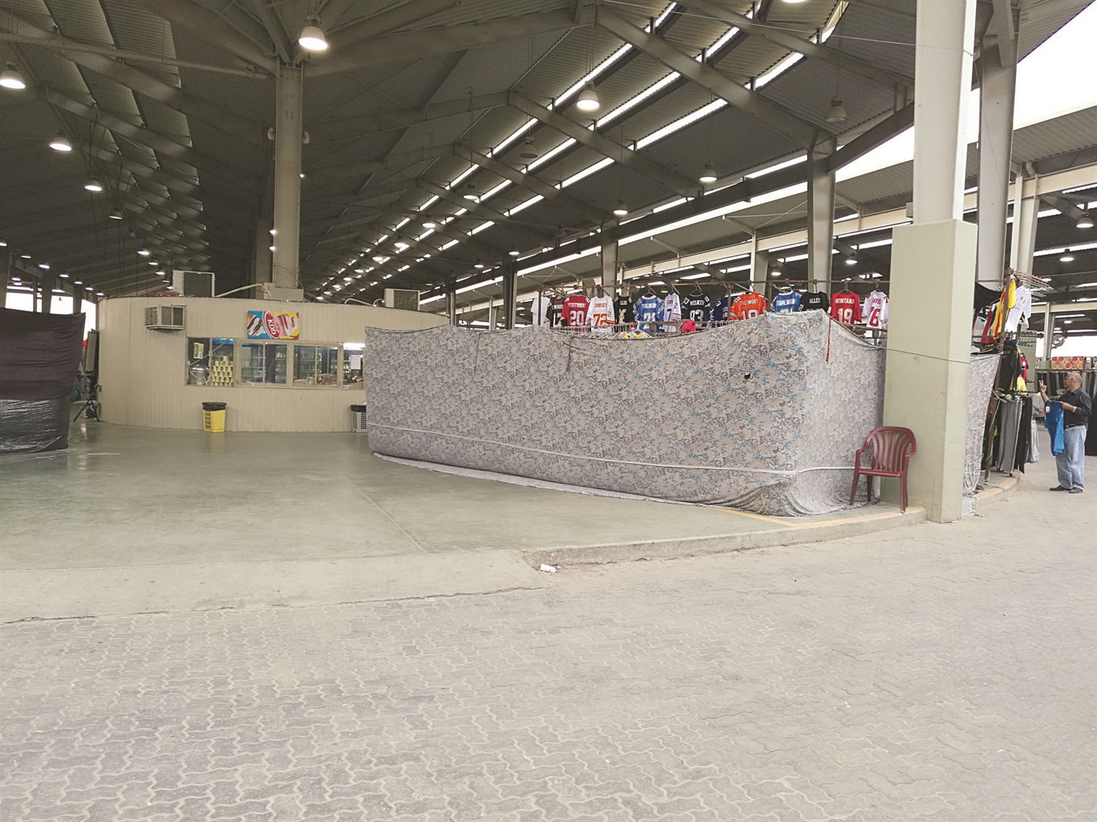 السوق خال من البائعين والزبائن