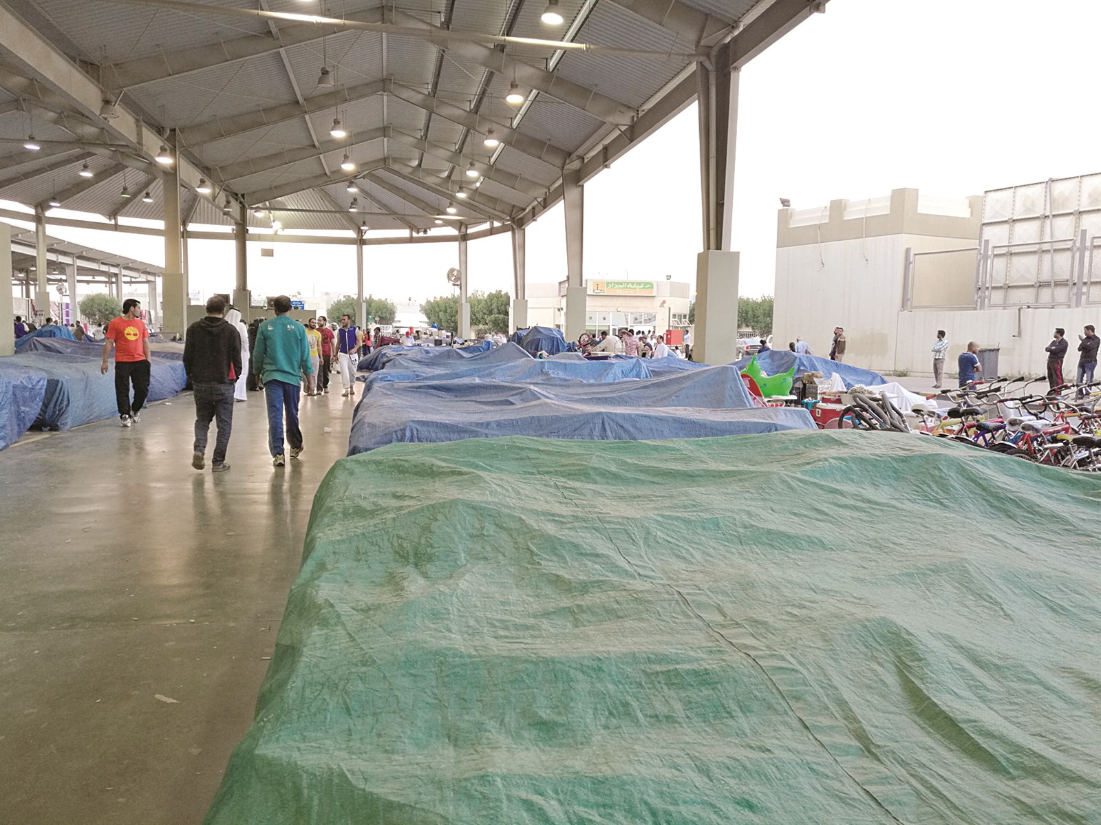 u0632u0628u0627u0626u0646 u064au0646u062au0638u0631u0648u0646 u0628u0627u0639u0629 u0641u0627u0631u064au0646 u0645u0646 u0627u0644u0644u062cu0646u0629 (u062au0635u0648u064au0631 u0632u0643u0631u064au0627 u0639u0637u064au0629)