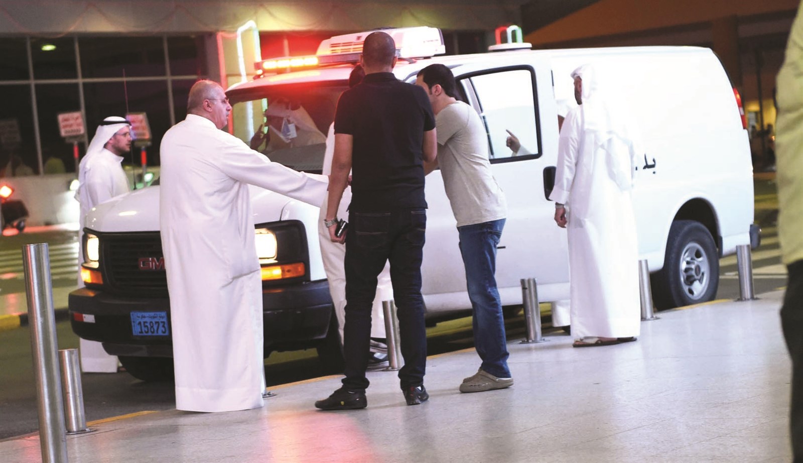 u062au062cu0645u0639 u0639u062fu062f u0645u0646 u0630u0648u064a u0627u0644u0642u062au064au0644u064au0646 u0627u0644u0643u0648u064au062au064au064au0646 u062du0648u0644 u0633u064au0627u0631u0629 u0627u0644u0625u0633u0639u0627u0641 u0641u064a u0627u0644u0645u0637u0627u0631 u0628u0639u062f u0648u0635u0648u0644 u062cu062bu0645u0627u0646u064au0647u0645u0627 u0645u0646 u0628u064au0631u0648u062a (u062au0635u0648u064au0631 u062cu0627u0633u0645 u0628u0627u0631u0648u0646)