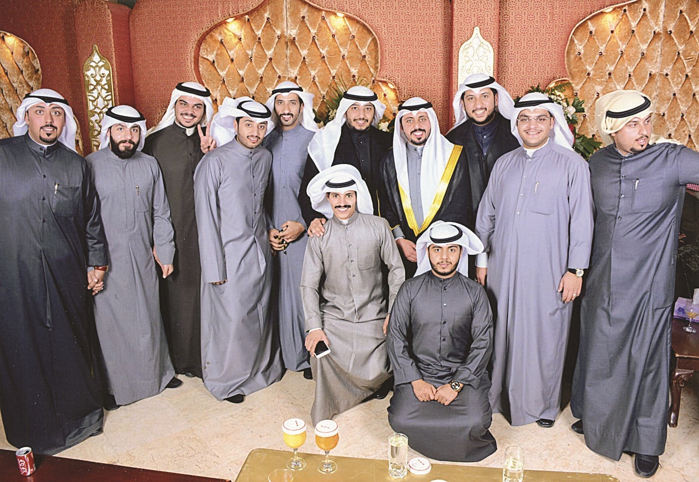 المعرس متوسطاً أصدقاءه