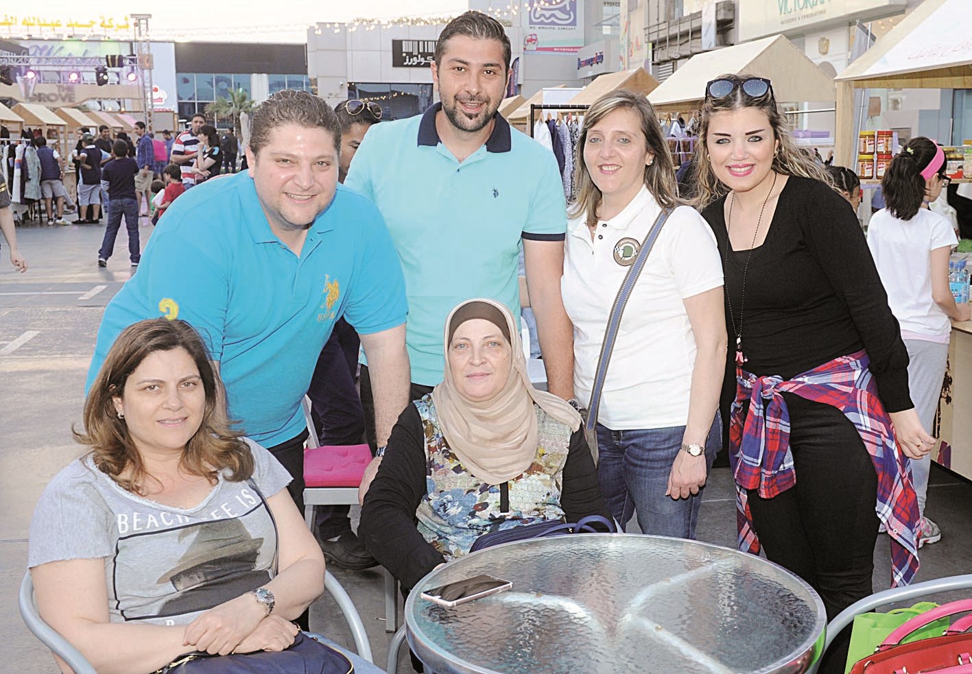 إحدى الأسر في المعرض