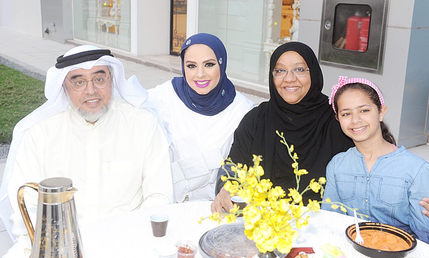 أسرة كويتية حرصت على دعم المعرض بالحضور