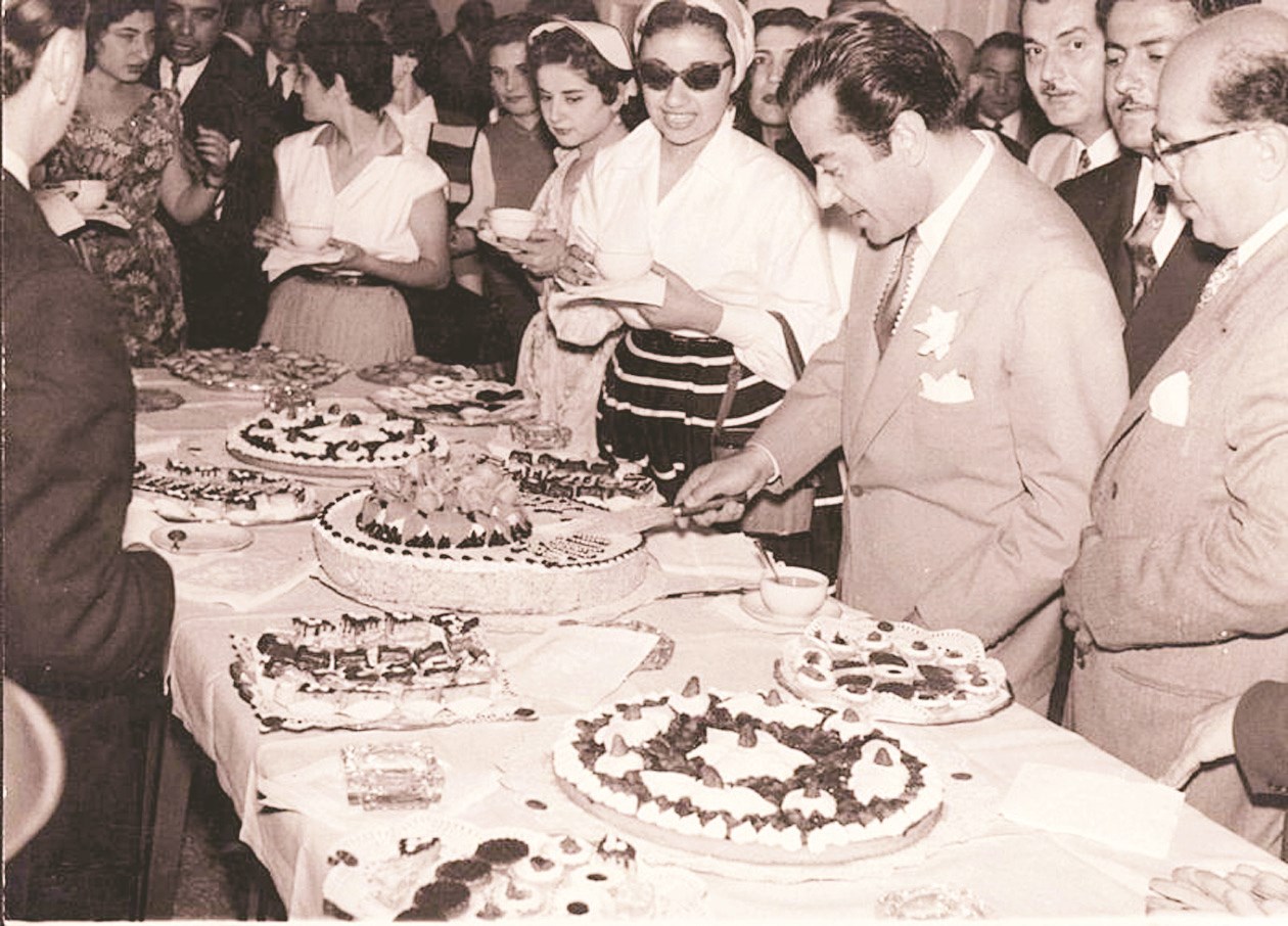 فريد الأطرش وحشد من الفنانين خلال حفل التكريم الذي أقامه على شرف نجاح سلام