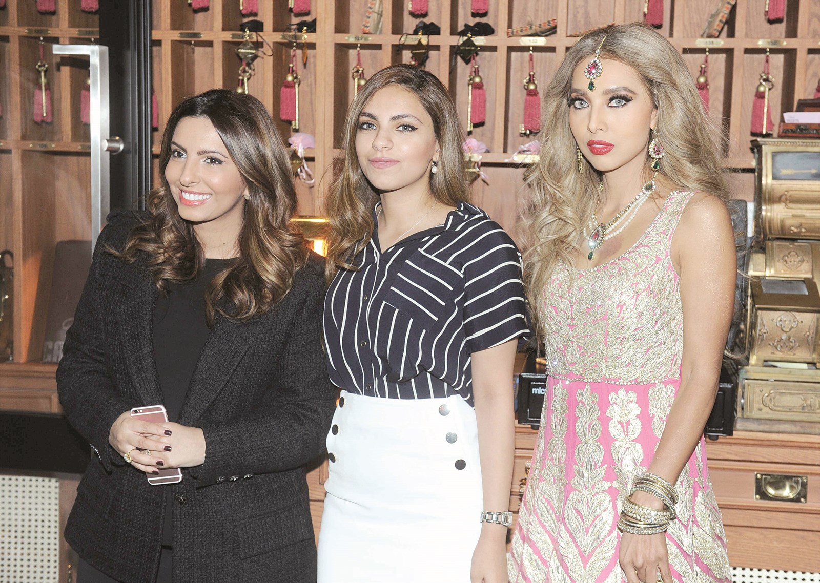 عارضة الأزياء الهندية بريا سداني إلى جانب ريم الإبراهيم وأريج الخرافي