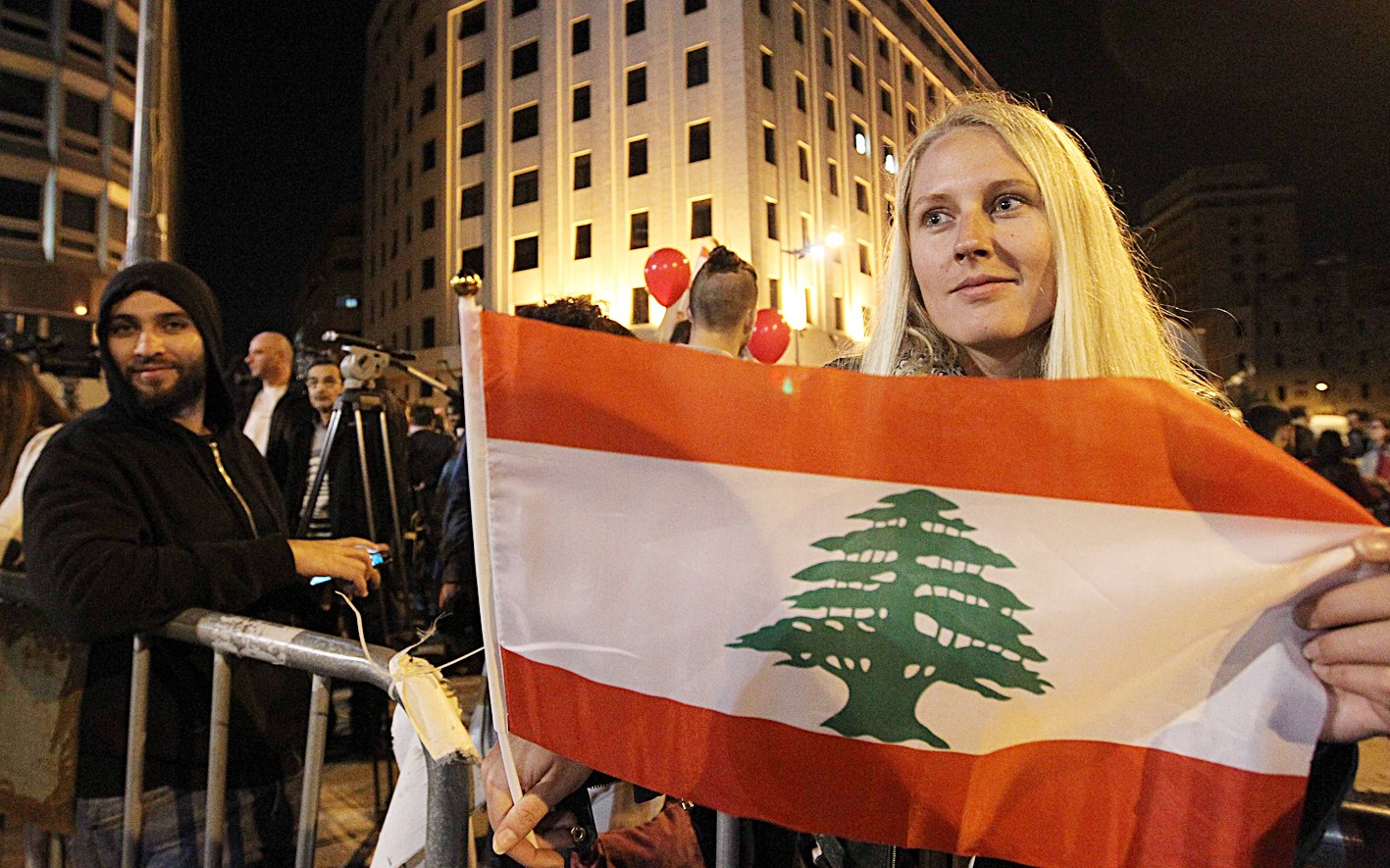 u0645u062au0638u0627u0647u0631u0629 u062au0631u0641u0639 u0639u0644u0645 u0644u0628u0646u0627u0646 u062eu0644u0627u0644 u0627u062du062au062cu0627u062c u0641u064a u0648u0633u0637 u0628u064au0631u0648u062a u0639u0644u0649 u0645u0639u0627u0644u062cu0629 u0627u0644u062du0643u0648u0645u0629 u0644u0642u0636u064au0629 u0627u0644u0646u0641u0627u064au0627u062a b(u0623 u0641 u0628)