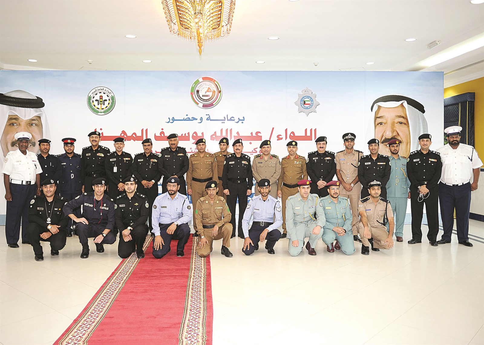 اللواء المهنا متوسطاً عدداً من رجال المرور المشاركين في الأسبوع الخليجي (تصوير نور هنداوي)