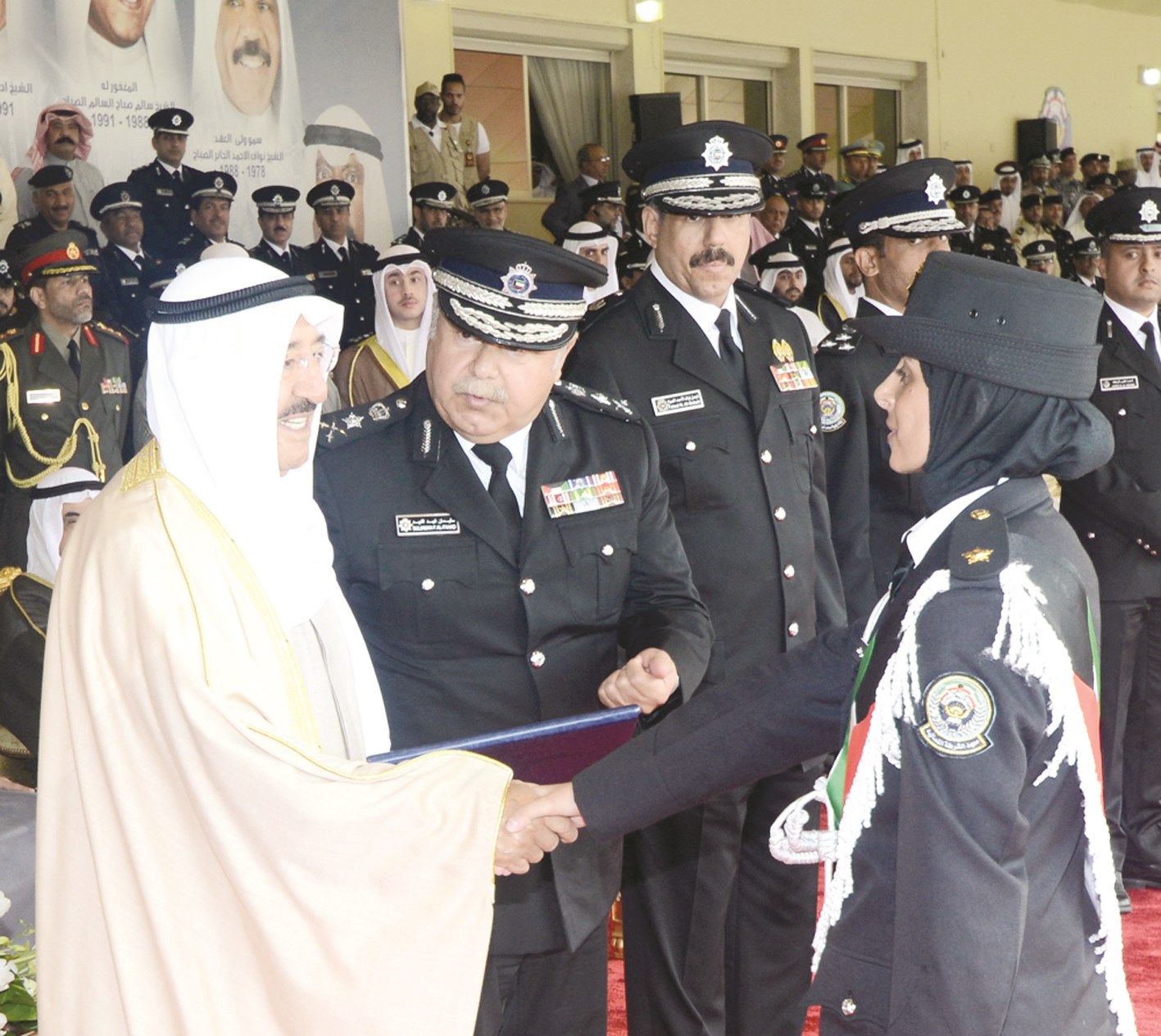 صاحب السمو يكرم خريجة متفوقة