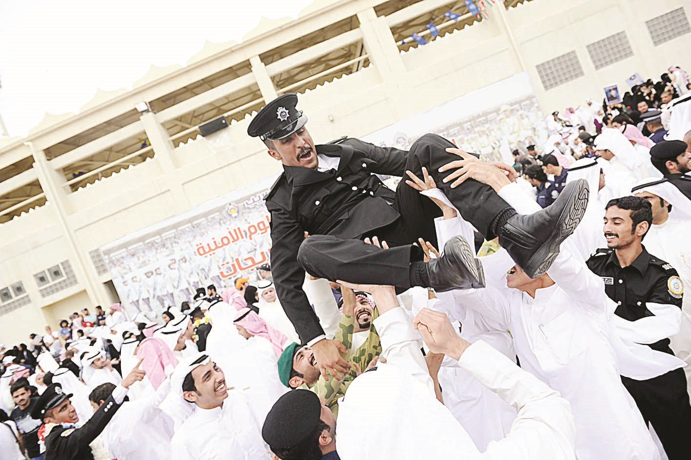 خريج على الاكتاف