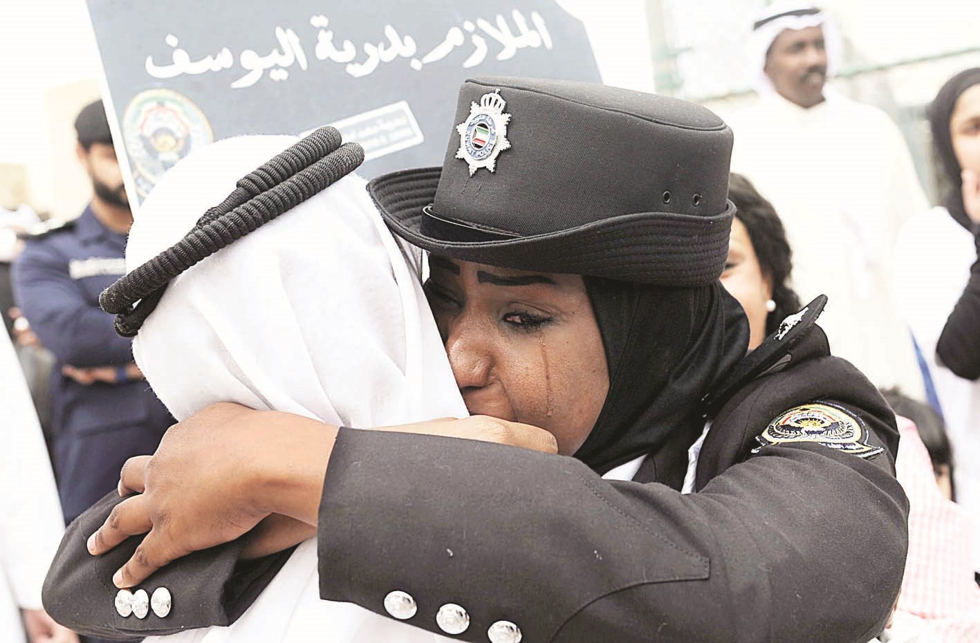 خريجة تعانق والدها والدموع تنهمر