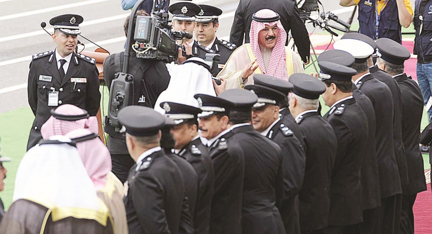 محمد الخالد يرد التحية لضباط الداخلية   (تصوير نايف العقلة)