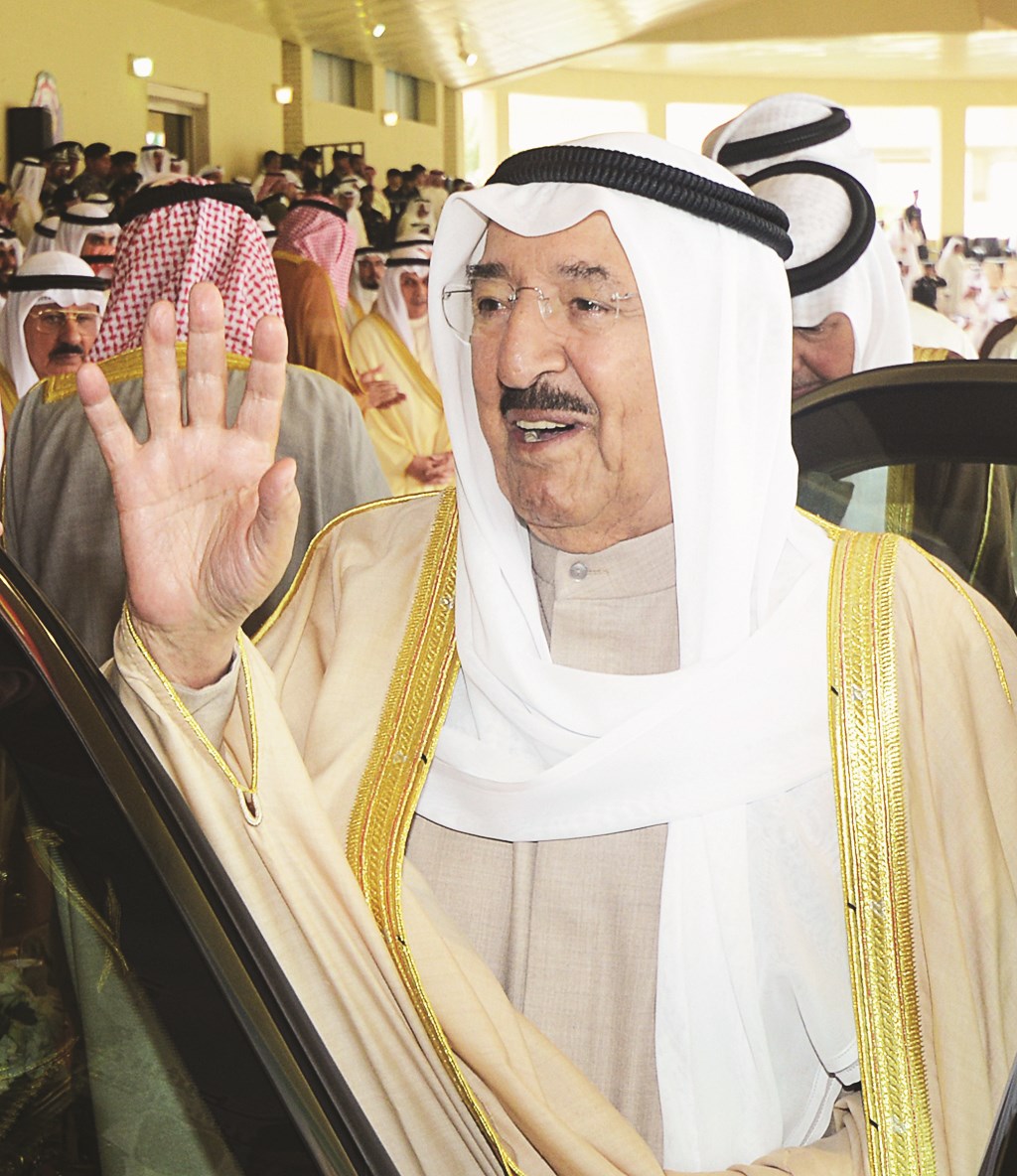 صاحب السمو محيياً مستقبليه