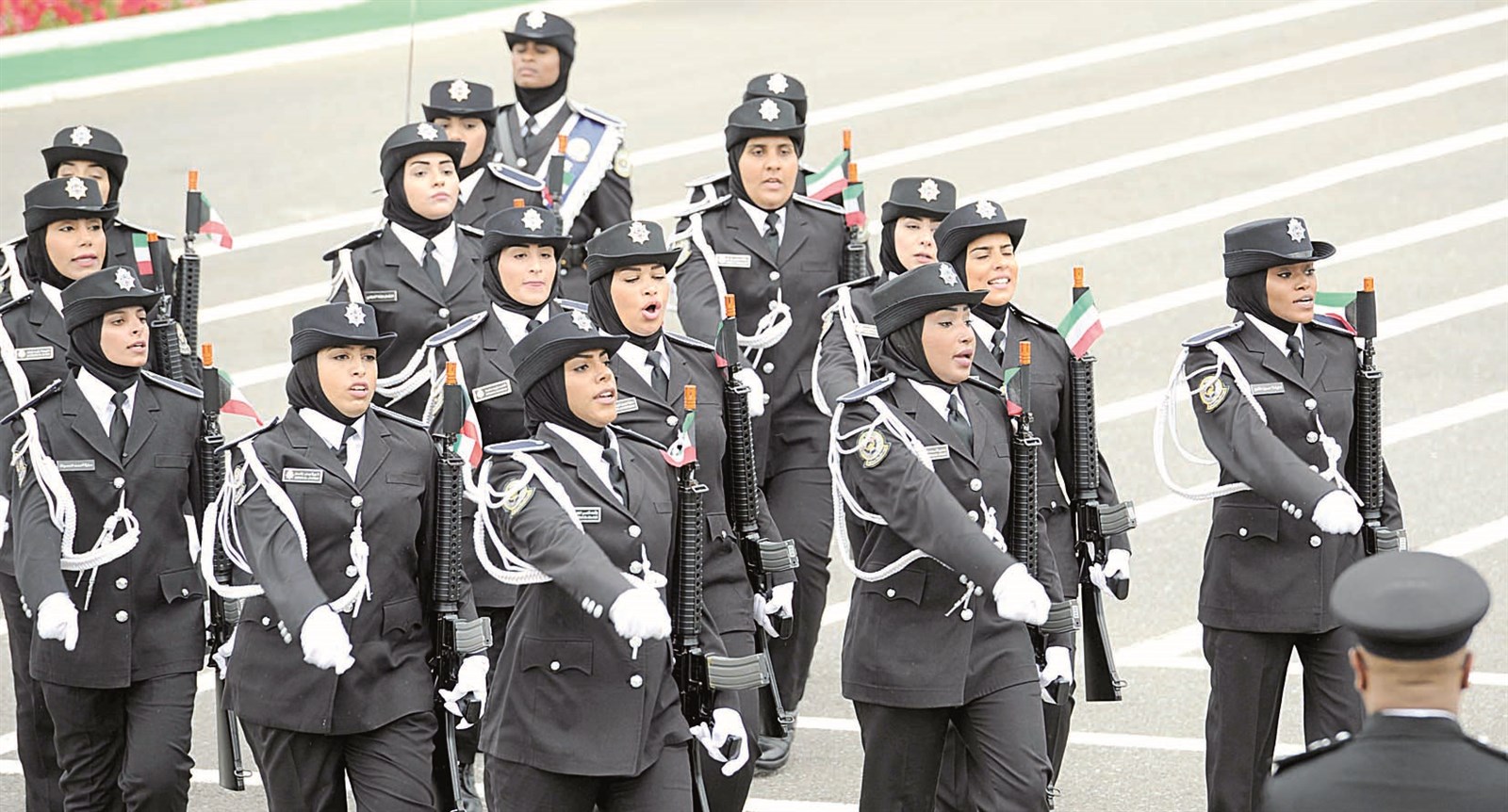 الضابطات الخريجات في طابور العرض