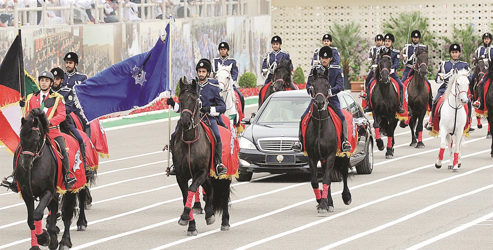 موكب صاحب السمو لدى وصوله إلى الكلية