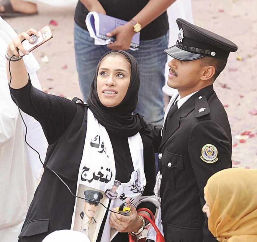 سيلفي مع الضابط الجديد